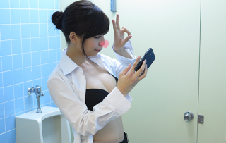 Hidden camera Plump areola God milk OL dangerous video to post selfie erotic dirt in the company toilet shock There is a review privilege