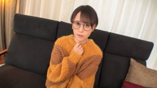 First shot Innocent whitening skin Curious precocious Musume Introductory glasses girl with only one experienced person appears